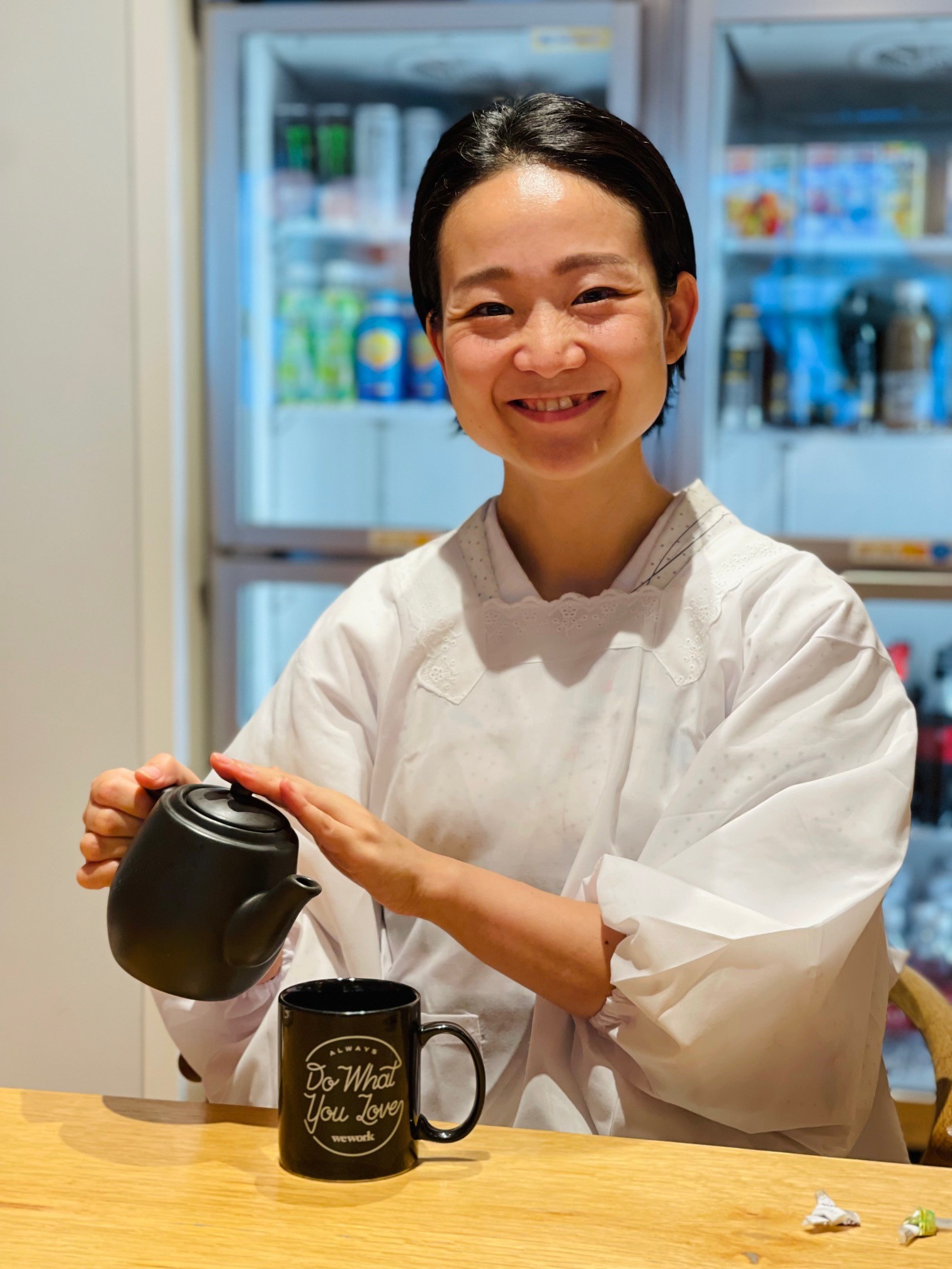 Naoko Omori pouring tea into cup. 